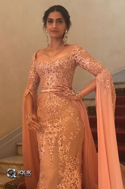 Sonam-Kapoor-At-Cannes-Festival